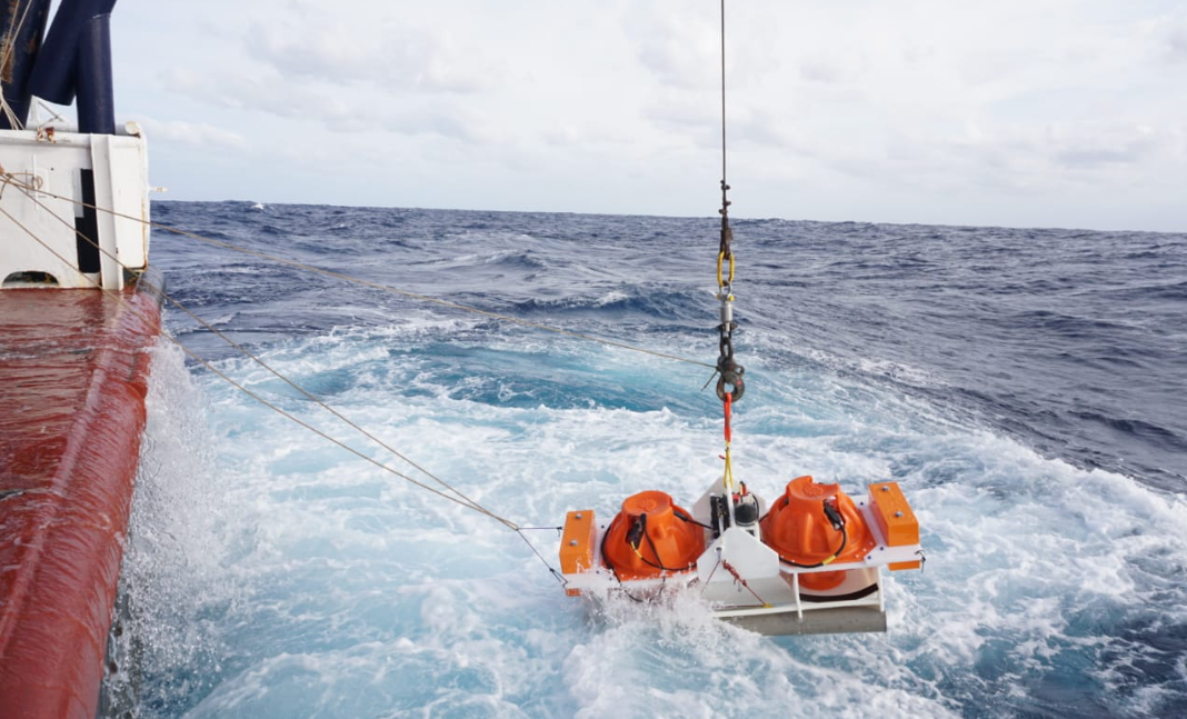Equipamento oceanográfico em operação